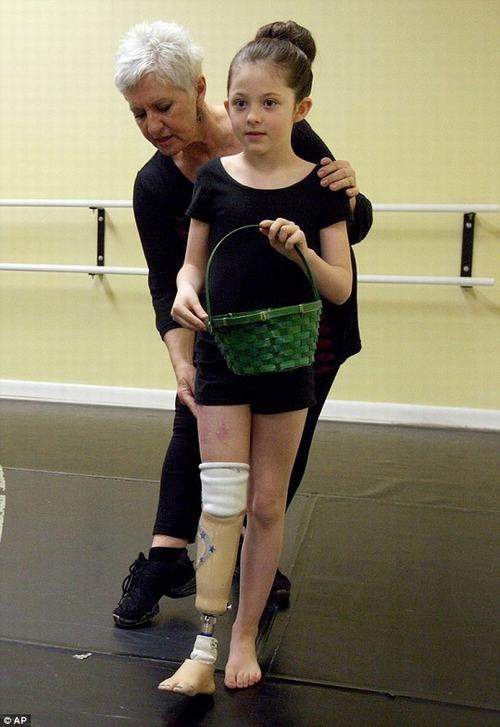 Bé gái múa ballet bằng 1 chân khiến triệu người rơi lệ 3