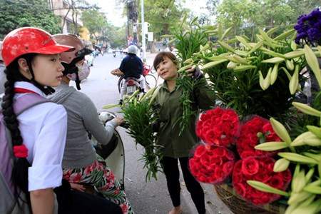 Nữ sinh Du lịch sáng giảng đường, chiều bán hoa 3