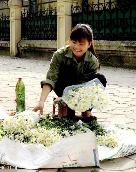 Nữ sinh Du lịch sáng giảng đường, chiều bán hoa 8