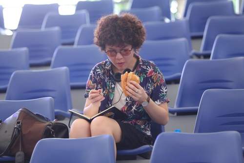 Tiên Tiên ăn vội bánh mỳ trên sàn tập Bài hát yêu thích 9