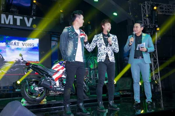Hồ Quang Hiếu mang mô tô 500 triệu đồng lên sân khấu 4