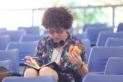 Tiên Tiên ăn vội bánh mỳ trên sàn tập Bài hát yêu thích 12
