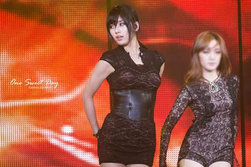 Ngắm bạn gái Lee Min Ho "sexy hết cỡ" trên sân khấu 15