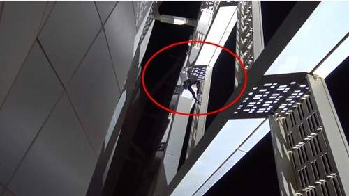 Clip “người nhện” tay không chinh phục tòa nhà 75 tầng 6