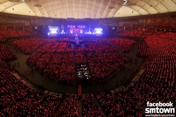 Fan bức xúc vì EXO hát ở Tokyo Dome 2