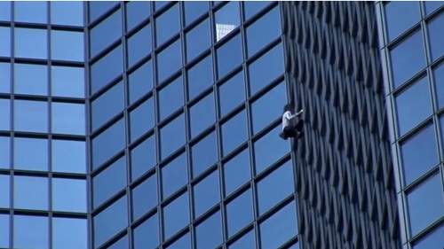 Clip “người nhện” tay không chinh phục tòa nhà 75 tầng 9