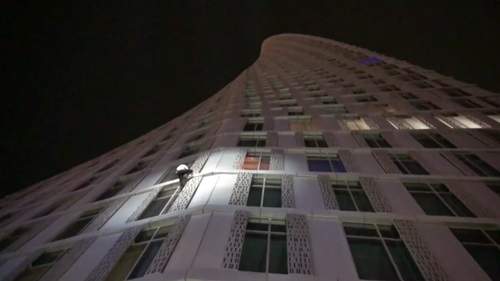 Clip “người nhện” tay không chinh phục tòa nhà 75 tầng 5