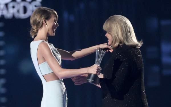 Taylor Swift xúc động nhận giải từ mẹ đẻ 2