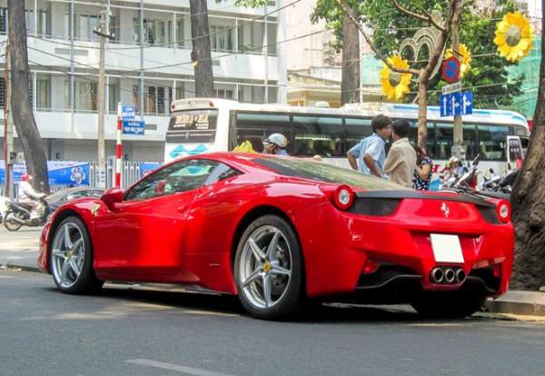 Ferrari 15 tỷ của thiếu gia Sài thành xuống phố 2