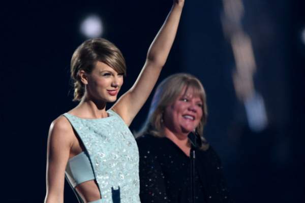 Taylor Swift xúc động nhận giải từ mẹ đẻ 4