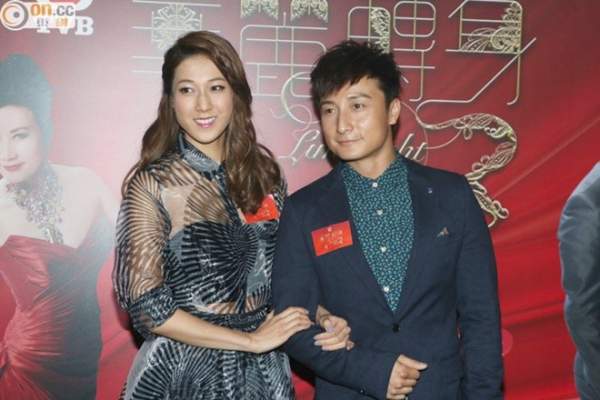 Hoa đán TVB luống cuống vì giẫm váy đàn chị giữa sự kiện 6