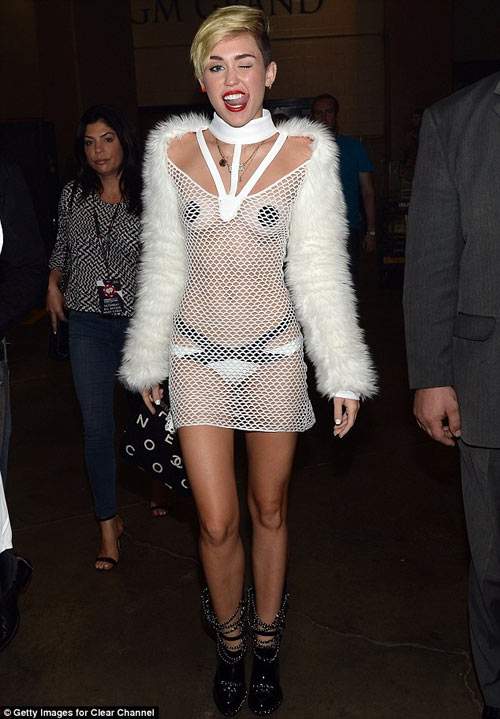 Váy áo kỳ cục khiến các phụ huynh sợ hãi vì Miley Cyrus 9
