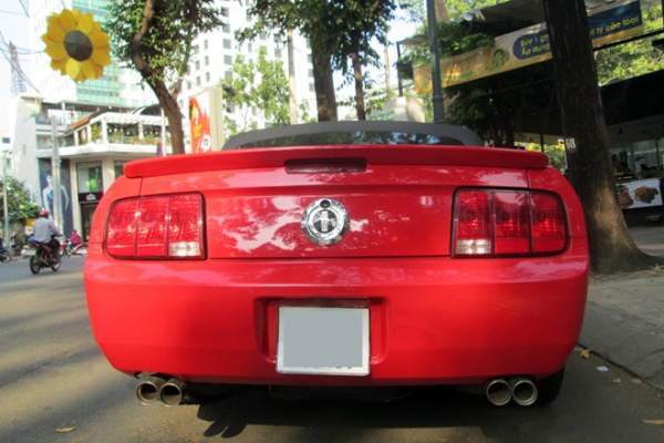 Ford Mustang mui trần 2005 khoe dáng trên phố Sài Gòn 3