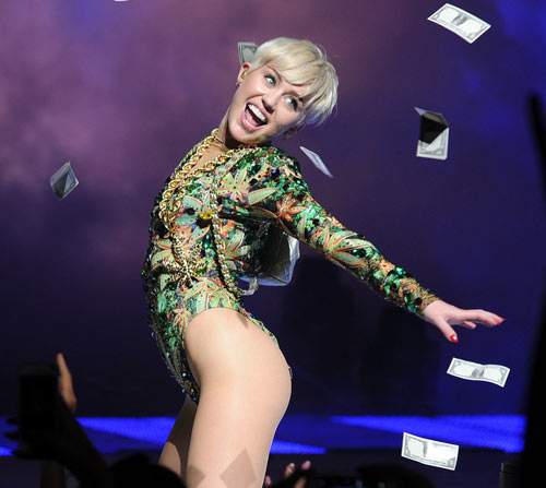 Váy áo kỳ cục khiến các phụ huynh sợ hãi vì Miley Cyrus 18