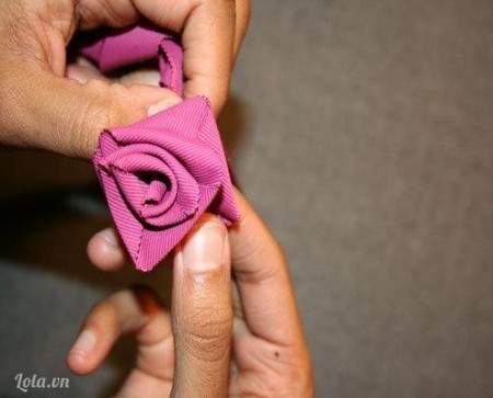 Cách làm hoa hồng bằng ruy băng tuyệt đẹp 8