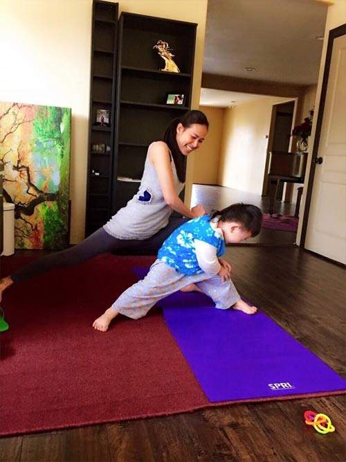 Dương Mỹ Linh tập yoga cùng con trai Bằng Kiều 6
