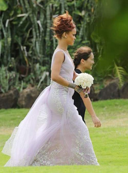 Rihanna đến Hawaii làm phù dâu cho trợ lý 2