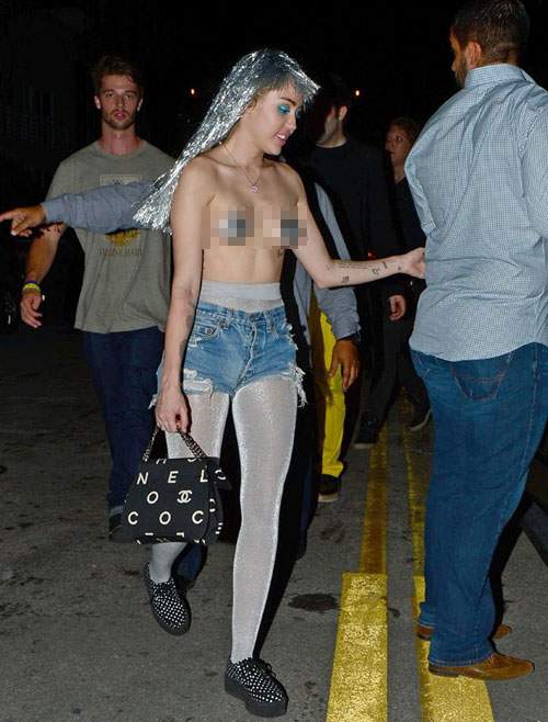 Váy áo kỳ cục khiến các phụ huynh sợ hãi vì Miley Cyrus 15