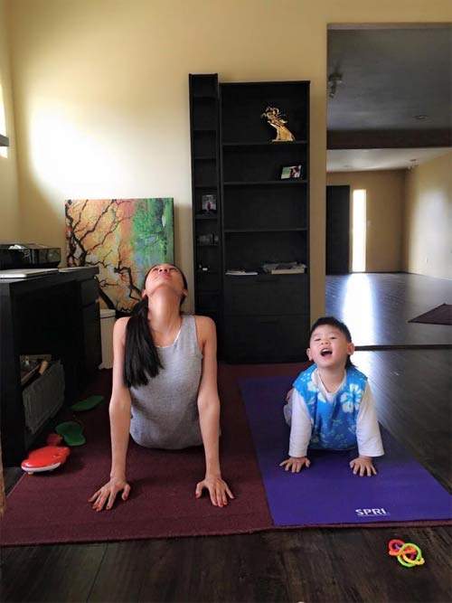 Dương Mỹ Linh tập yoga cùng con trai Bằng Kiều 12