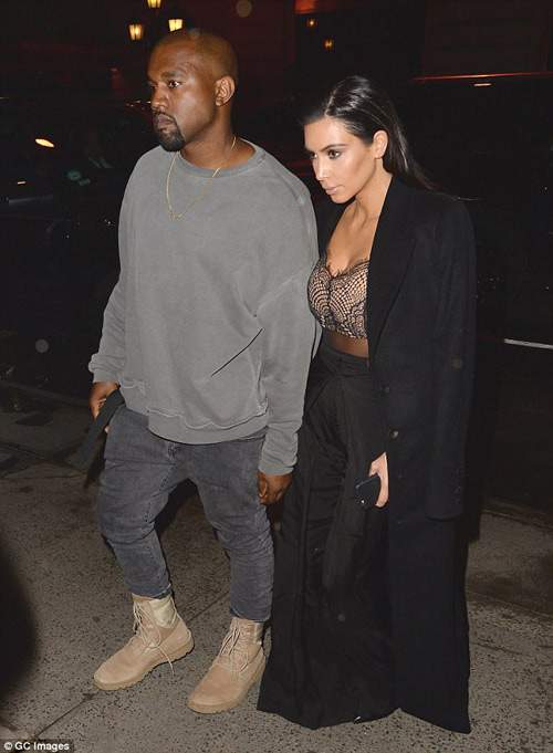 Bố dượng Kim Kardashian tự tin mặc váy ra đường 15