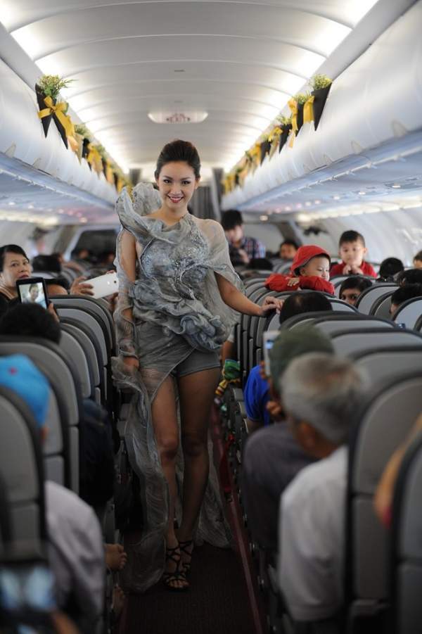 Jennifer Phạm diễn thời trang Quỳnh Paris trên máy bay 7