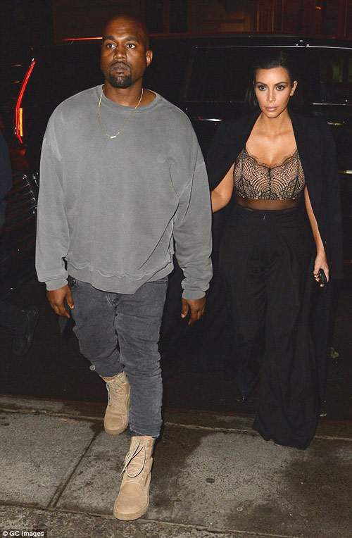 Bố dượng Kim Kardashian tự tin mặc váy ra đường 18