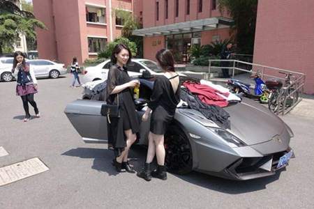 Nữ sinh lái Lamborghini đến trường bán quần áo 3