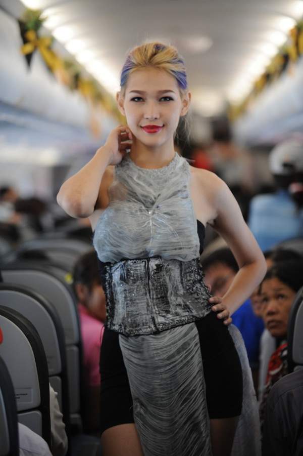 Jennifer Phạm diễn thời trang Quỳnh Paris trên máy bay 4