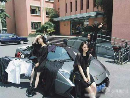 Nữ sinh lái Lamborghini đến trường bán quần áo 4