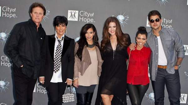 Bố dượng Kim Kardashian tự tin mặc váy ra đường 12