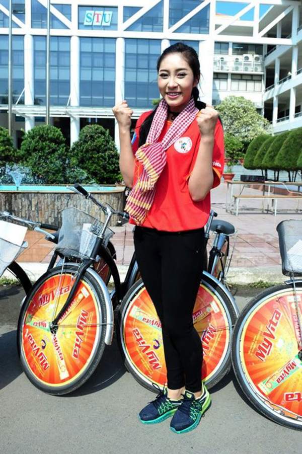 Hoa hậu Đặng Thu Thảo năng động đạp xe cùng sinh viên 5