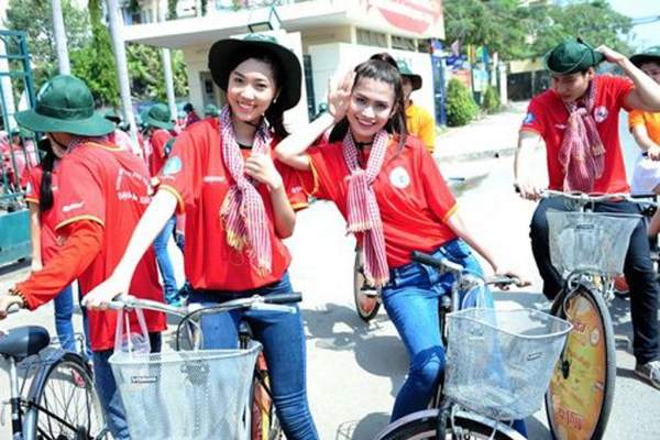Hoa hậu Đặng Thu Thảo năng động đạp xe cùng sinh viên 7
