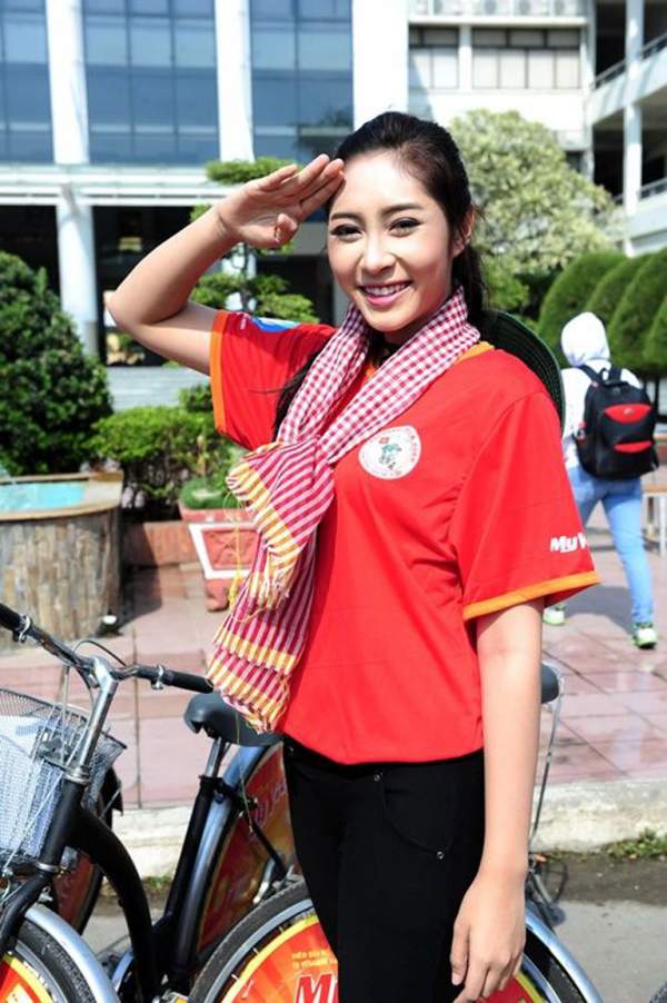 Hoa hậu Đặng Thu Thảo năng động đạp xe cùng sinh viên 4