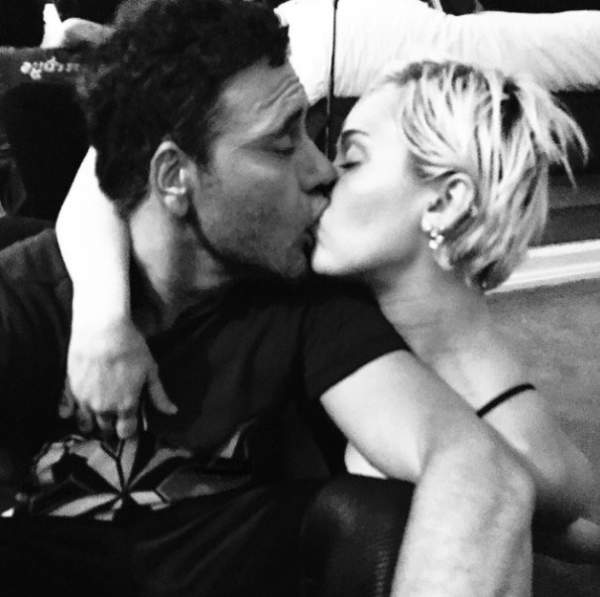 Miley Cyrus hôn bạn gái sau khi chia tay người yêu 2
