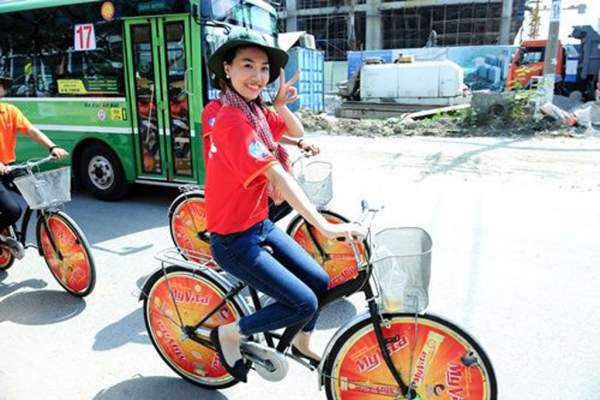 Hoa hậu Đặng Thu Thảo năng động đạp xe cùng sinh viên 6
