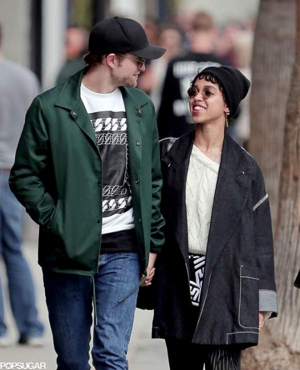 Robert Pattinson nắm chặt tay bạn gái trên phố 2