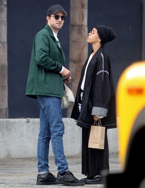 Robert Pattinson nắm chặt tay bạn gái trên phố 6
