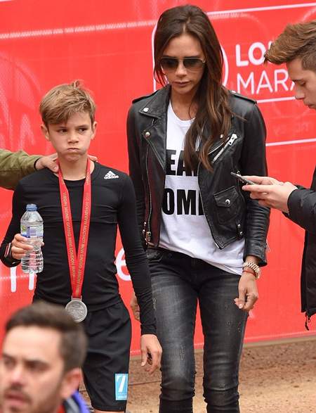 Victoria Beckham diện giày cao 14 cm đi cổ vũ con trai chạy việt dã 14