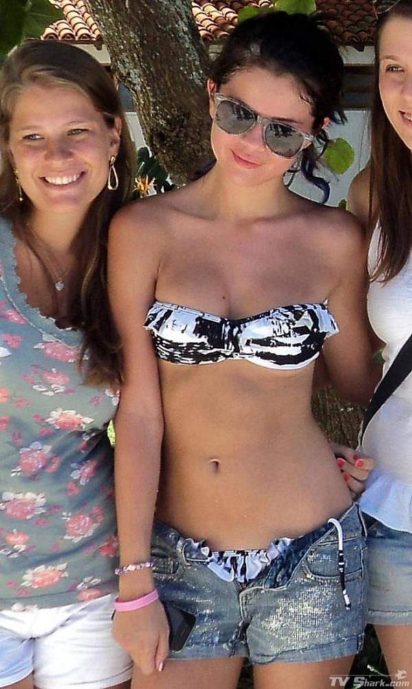 Selena Gomez và những khoảnh khắc bikini ấn tượng 6