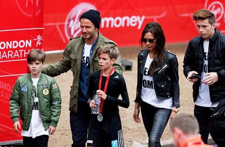 Victoria Beckham diện giày cao 14 cm đi cổ vũ con trai chạy việt dã 13