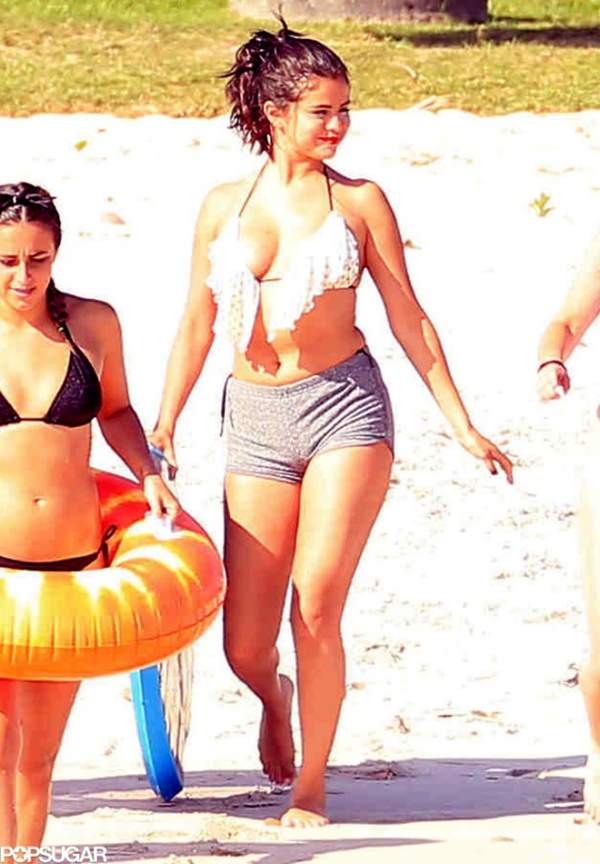 Selena Gomez và những khoảnh khắc bikini ấn tượng 14