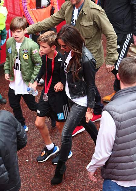 Victoria Beckham diện giày cao 14 cm đi cổ vũ con trai chạy việt dã 6
