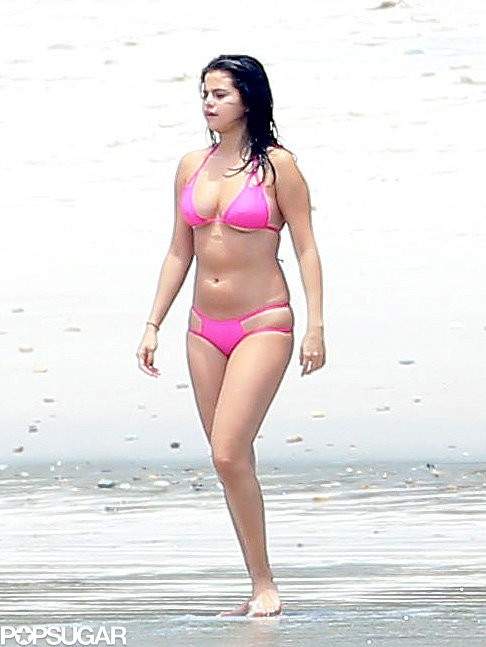 Selena Gomez và những khoảnh khắc bikini ấn tượng 13
