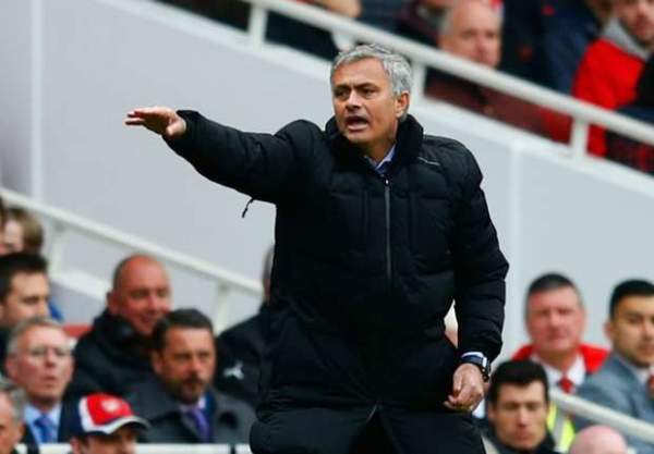 Bị CĐV Arsenal la ó, Mourinho phản pháo đối thủ