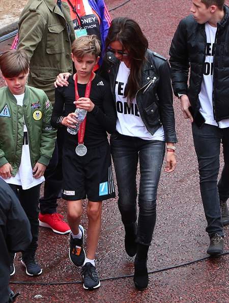 Victoria Beckham diện giày cao 14 cm đi cổ vũ con trai chạy việt dã 7
