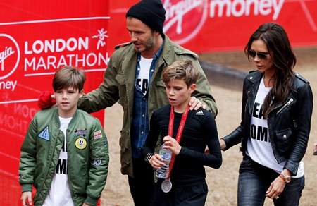 Victoria Beckham diện giày cao 14 cm đi cổ vũ con trai chạy việt dã 9