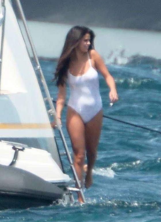 Selena Gomez và những khoảnh khắc bikini ấn tượng 11