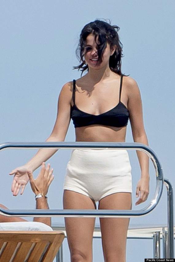 Selena Gomez và những khoảnh khắc bikini ấn tượng 10