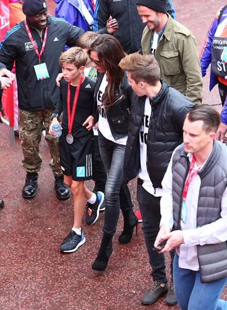 Victoria Beckham diện giày cao 14 cm đi cổ vũ con trai chạy việt dã 10
