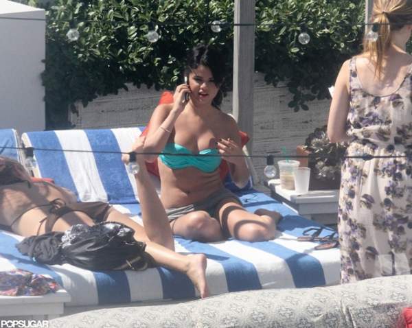 Selena Gomez và những khoảnh khắc bikini ấn tượng 5